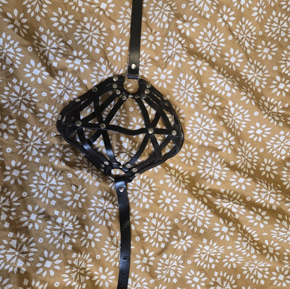 Zana Bayne leather strappy cage mask - Picture 2 of 3